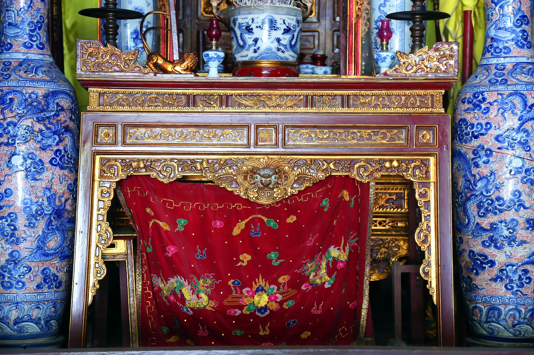 Án gian thờ trong Miếu Miêu Nha