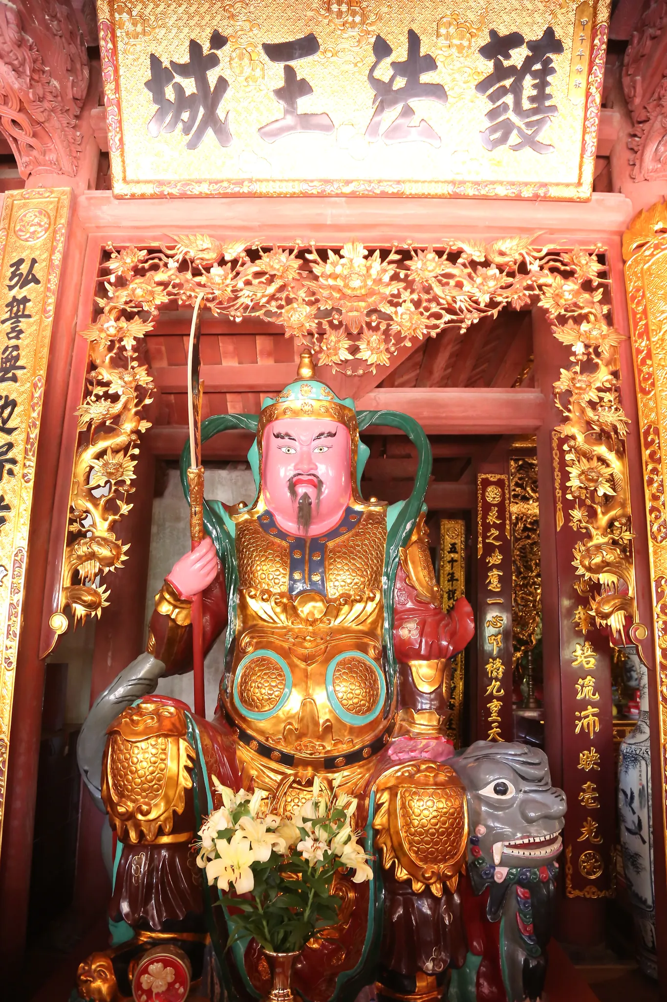 Tượng hộ pháp trong chùa Đại Bi