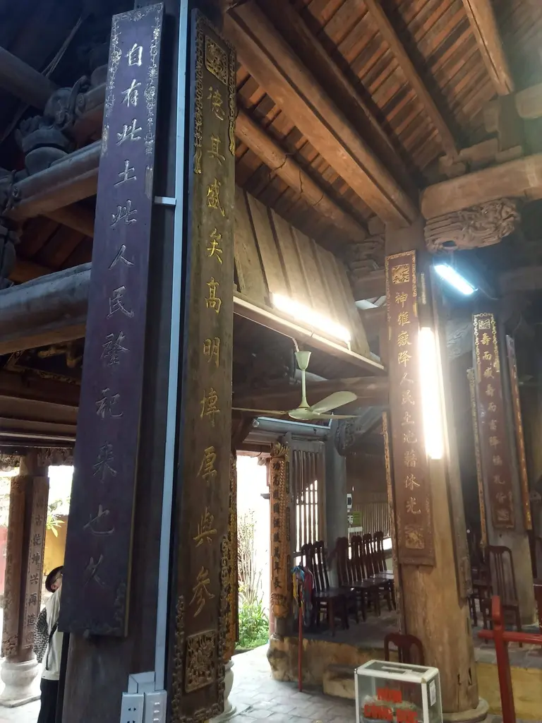 Không gian bên trong đình làng Cống Xuyên