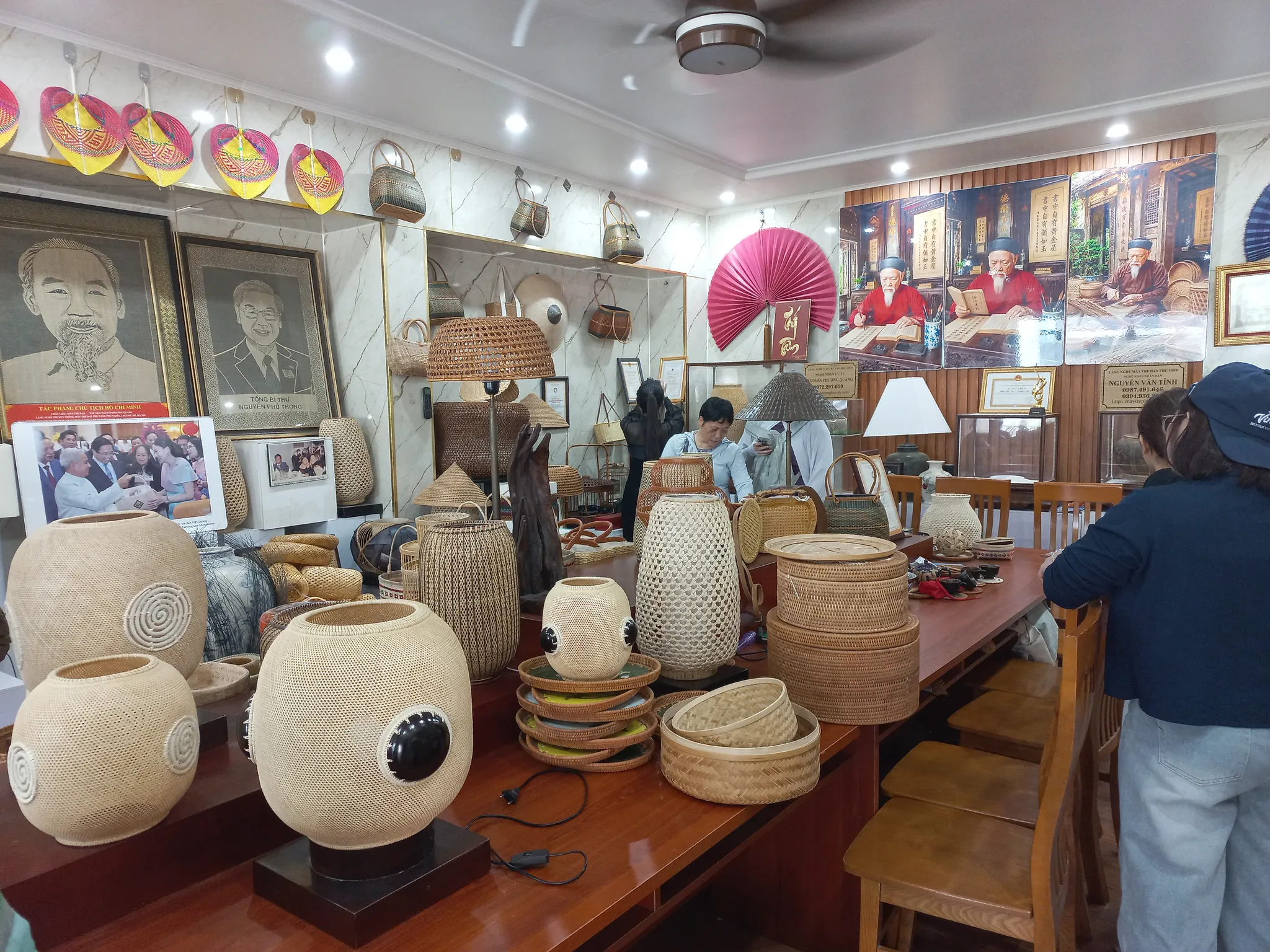 Sản phẩm hoàn thiện trưng bày tại phòng trưng bày tại Làng Nghề Mây Tre Đan Thôn Phú Vinh