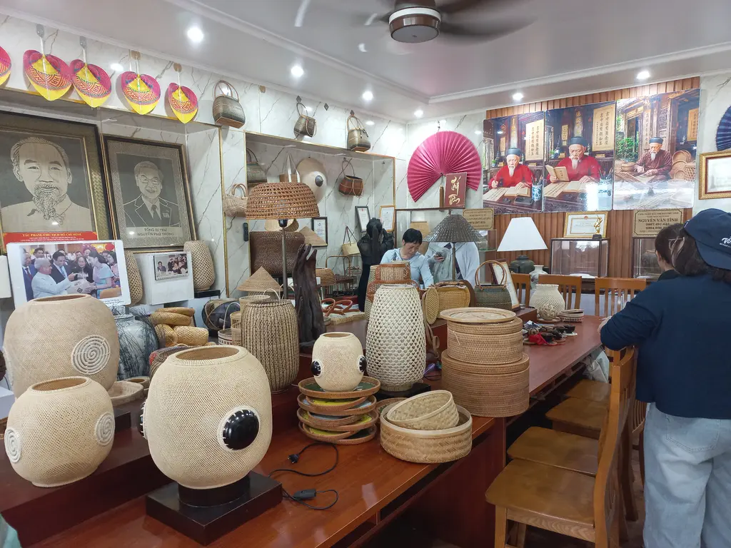 Sản phẩm hoàn thiện trưng bày tại phòng trưng bày tại Làng Nghề Mây Tre Đan Thôn Phú Vinh