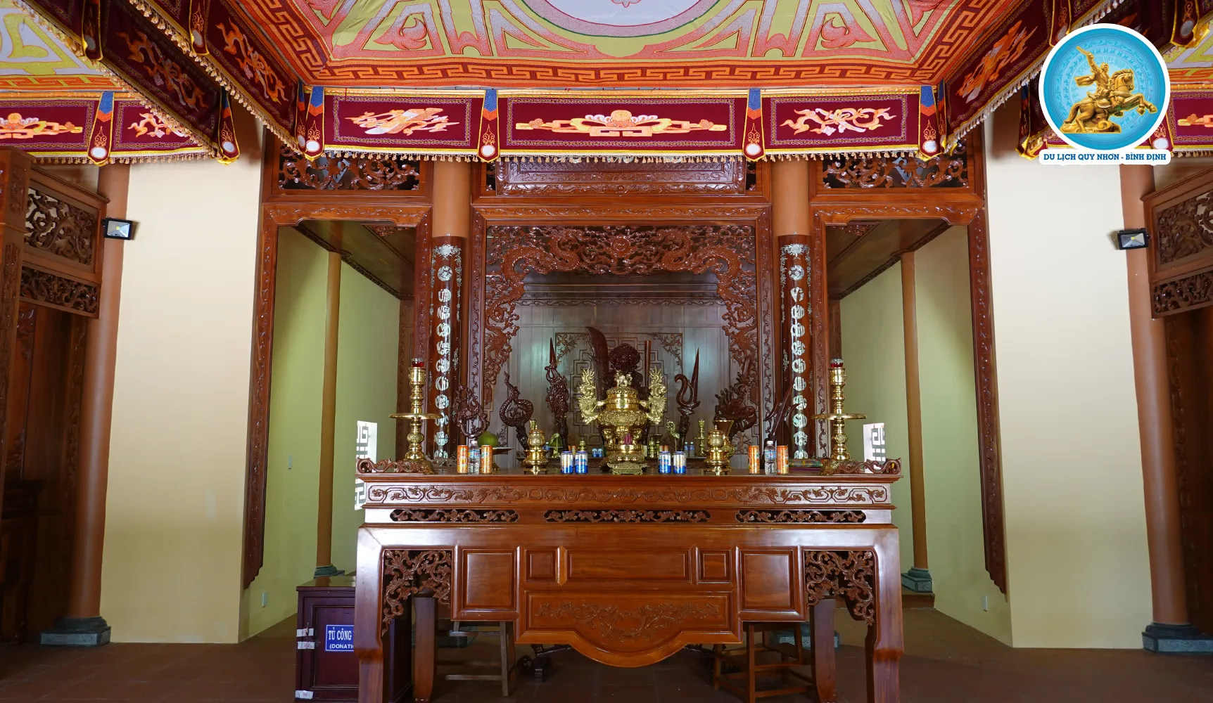 Ban thờ bên trong Lăng Mai Xuân Thưởng