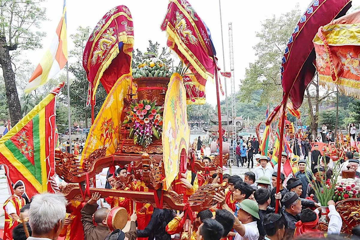 Mâm lễ lớn và nặng tại Hội chùa Thầy