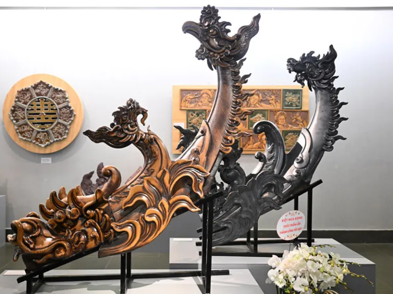 Long đao góc mái, phượng đao góc mái và những mảnh ghép được trưng bày tại triển lãm “Nam Tước – Những mảnh ghép”