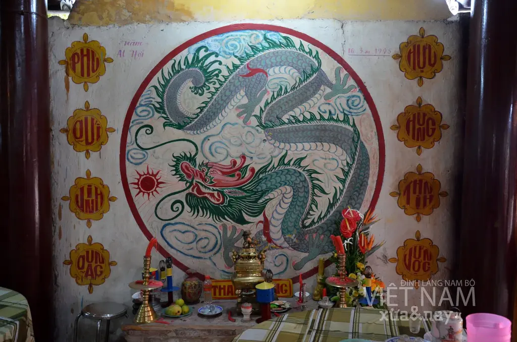 Hoạ tiết trang trí trong đình Phú Hựu