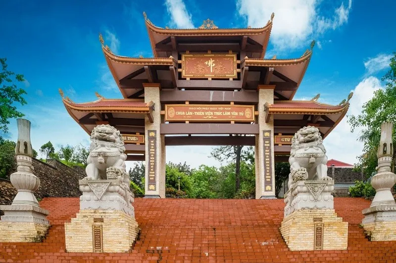 Cổng Thiền viện Trúc Lâm trong Quần Thể Di Tích Danh Thắng Yên Tử