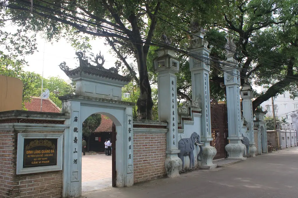 Quang cảnh bên ngoài Đình Quảng Bá