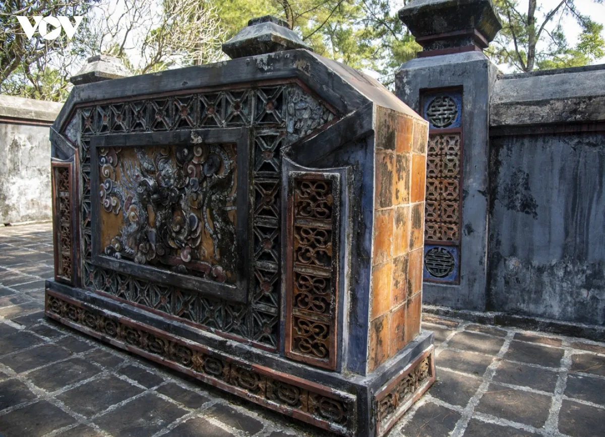 Bức bình phong đá tại Lăng vua Kiến Phúc