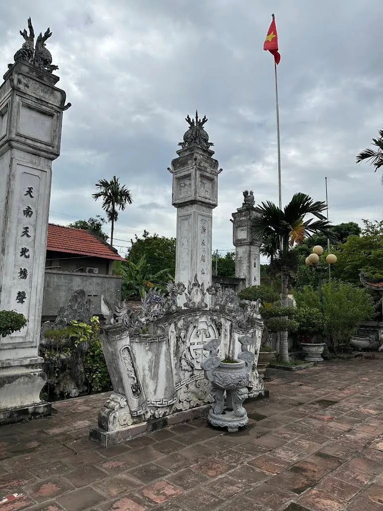 Bình phong cuốn thư trong khuông viên Mộ và nhà thờ Nguyễn Sư Mạnh