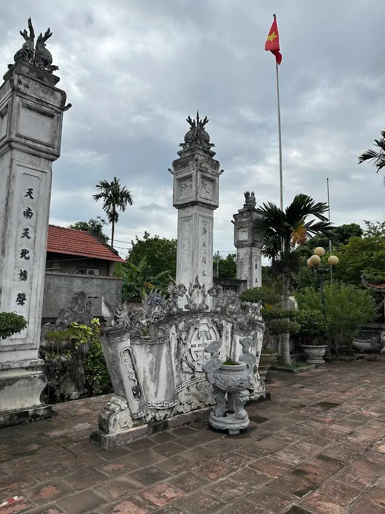 Bình phong cuốn thư trong khuông viên Mộ và nhà thờ Nguyễn Sư Mạnh
