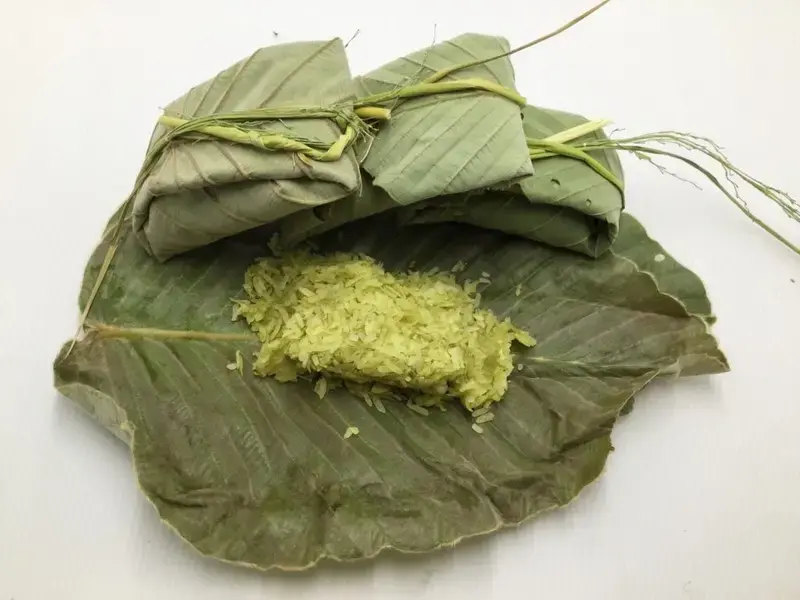 Cốm làng Vòng được bọc trong hai lớp lá