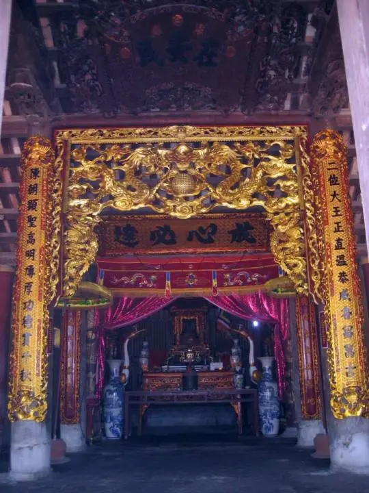 Bên trong Đình An Tiêm
