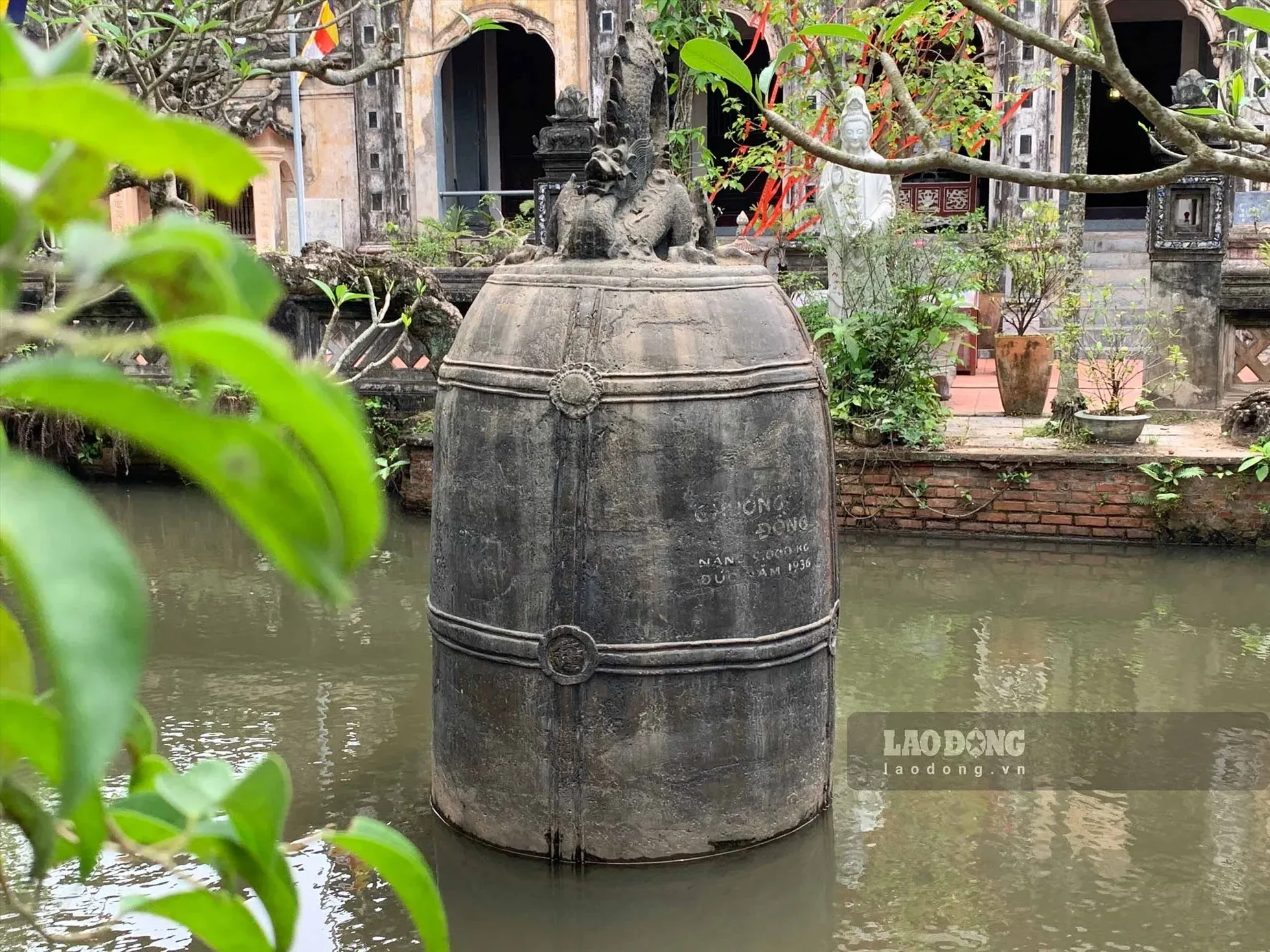 Chuông Đại Hồng Chung trong khuôn viên chùa Cổ Lễ