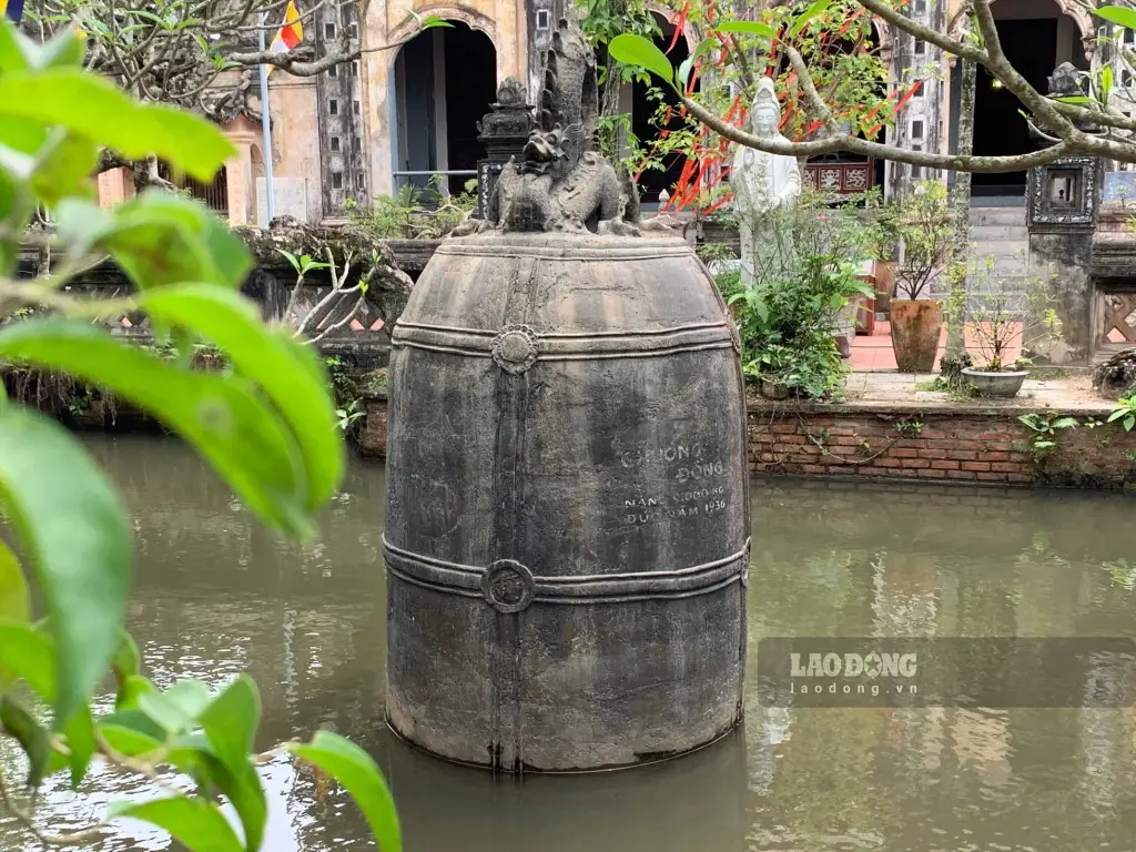 Chuông Đại Hồng Chung trong khuôn viên chùa Cổ Lễ