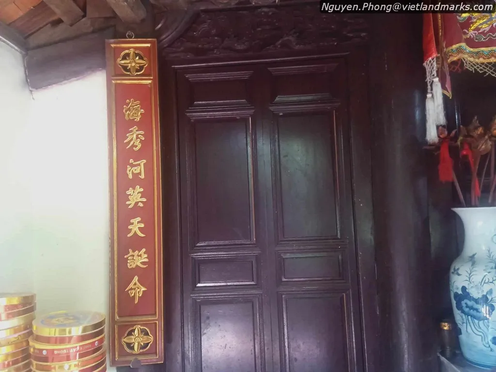 Câu đối trong Đền Hồ