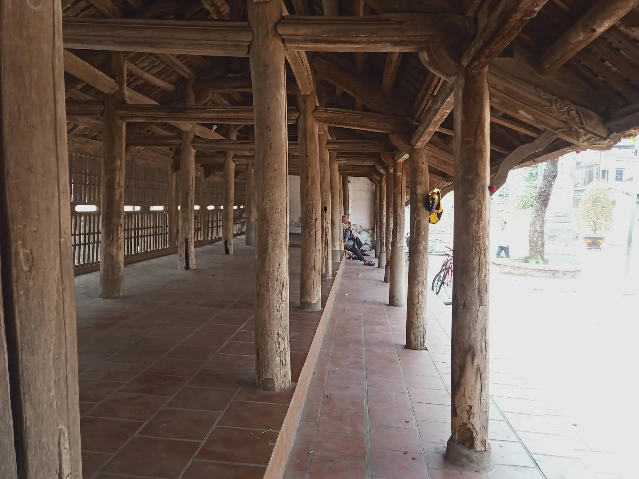 Kiến trúc gỗ trên nóc trong đình Hữu Bằng