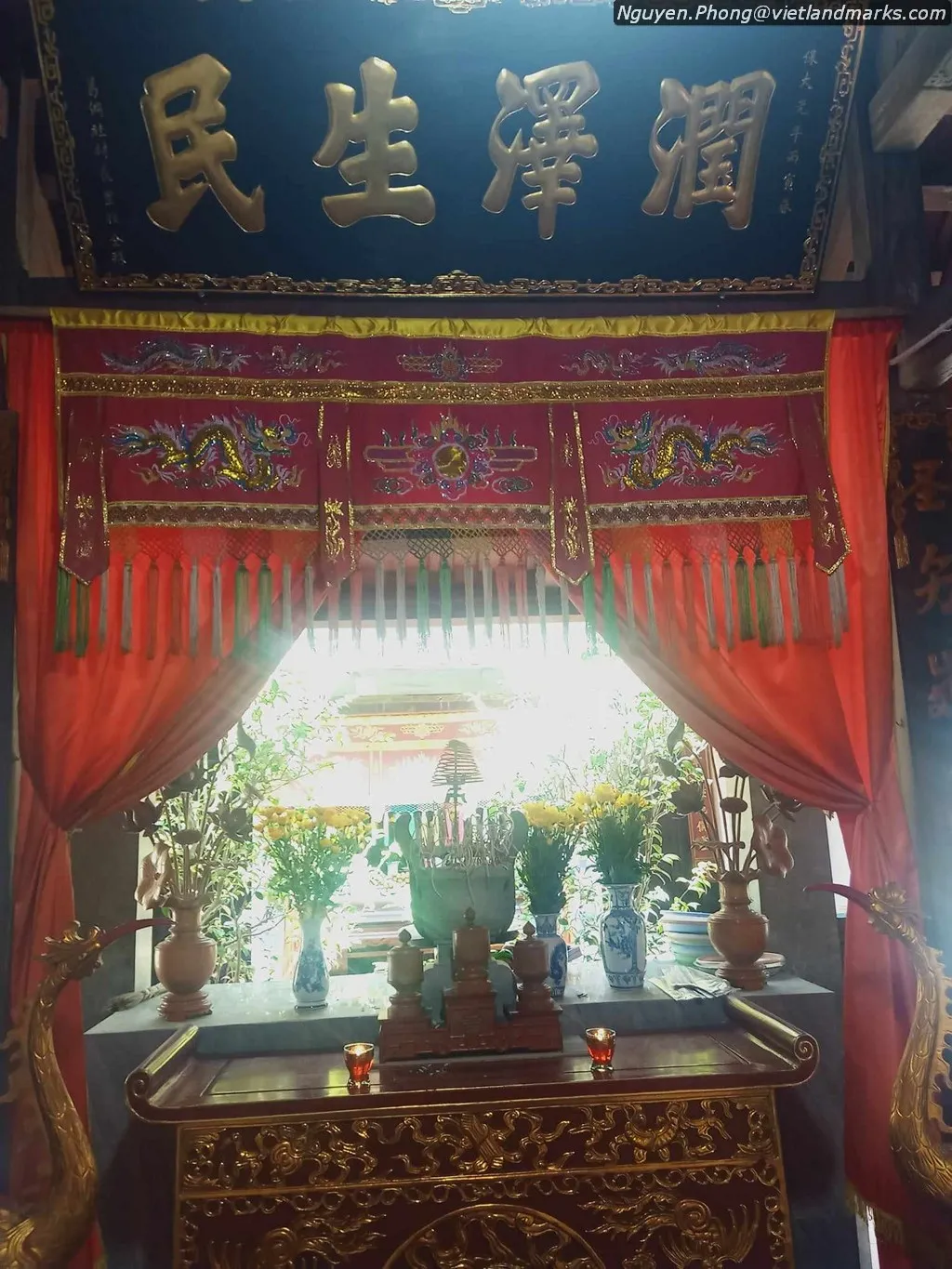 Ban thờ bên trong Đền Hồ