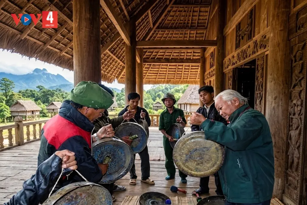 Nghệ nhân ưu tú Yang Đêu truyền dạy đánh chiêng trong làng