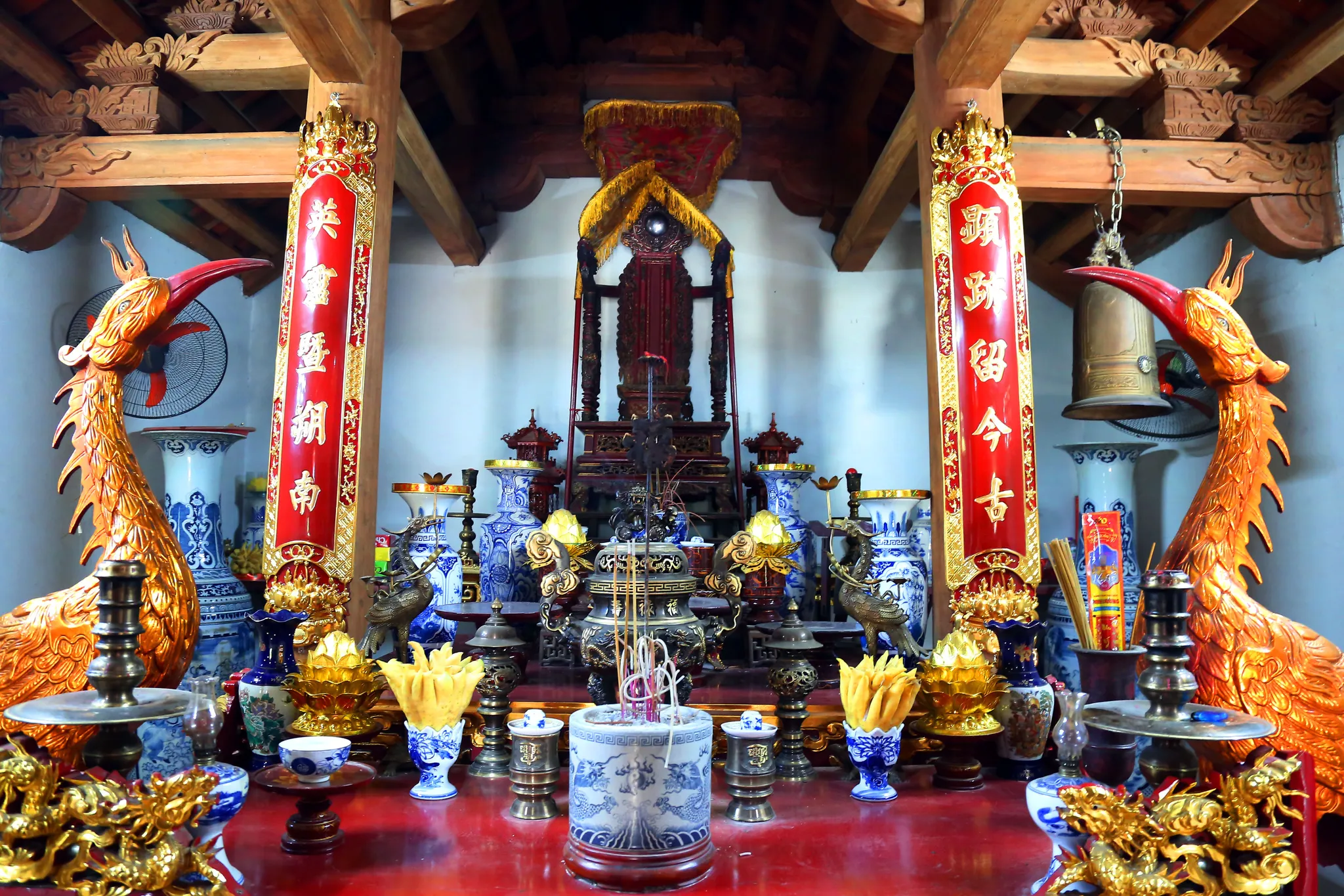 Ban thờ trong miếu Ngọc Mạch