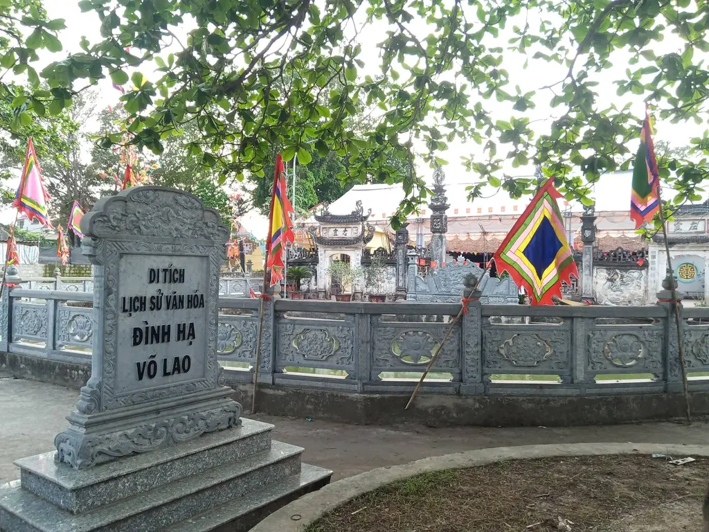 Bia tên di tích Đình Võ Lao (đình Hạ)