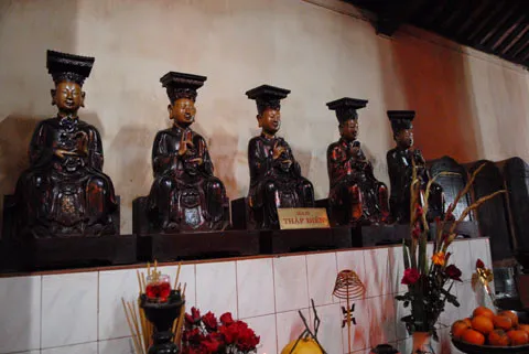 Tượng tháp trong Chùa Quang Hoa