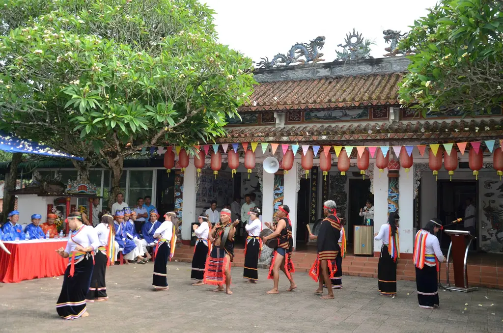 Múa cà đáo đặc trưng của đồng bào dân tộc Co tại Lễ hội Điện Trường Bà