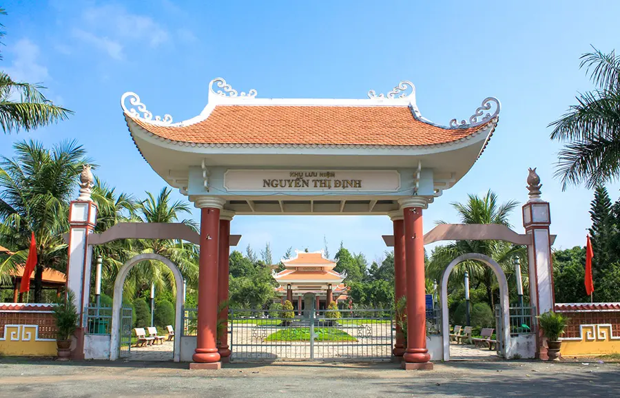 Cổng Khu lưu niệm Nữ tướng Nguyễn Thị Định