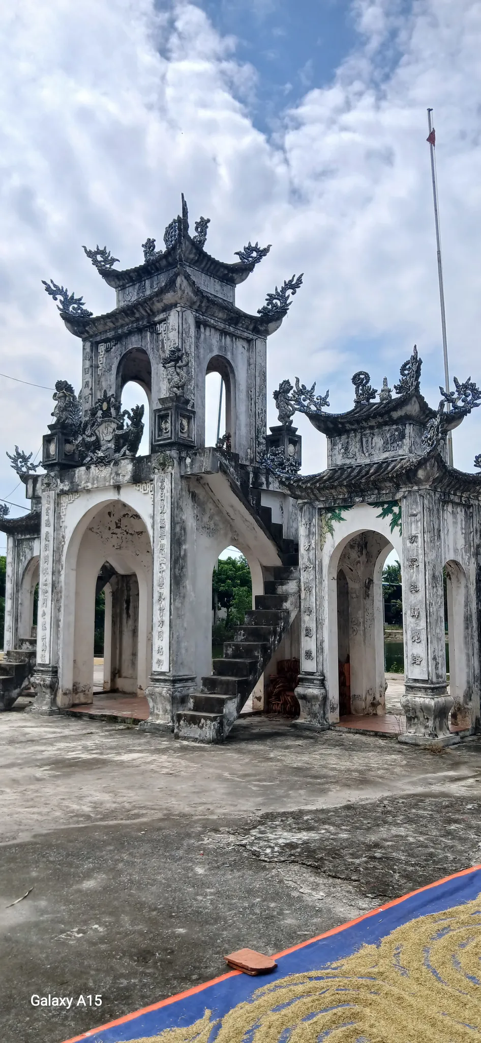 Cổng chùa làng Phương Bản khi nhìn từ bên phải sân chùa