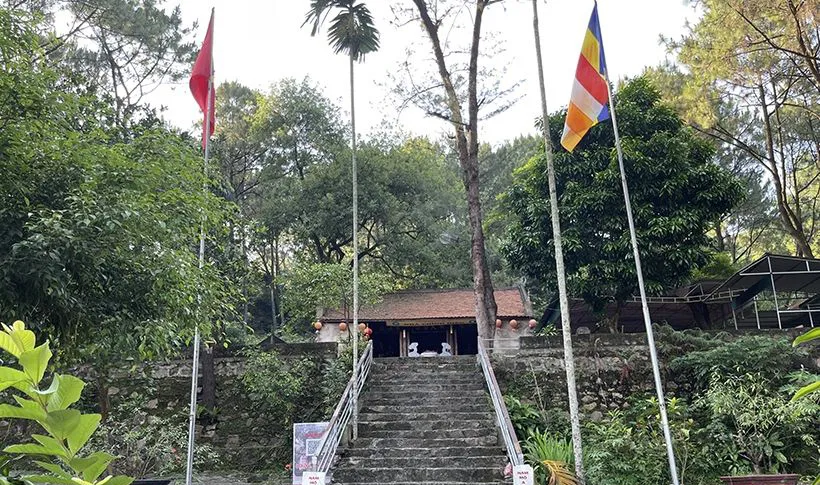 Đường dẫn lên Chùa Chân Tiên