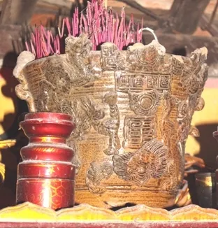 Lư hương sứ tại Đền Thần Cô - Thần Cậu