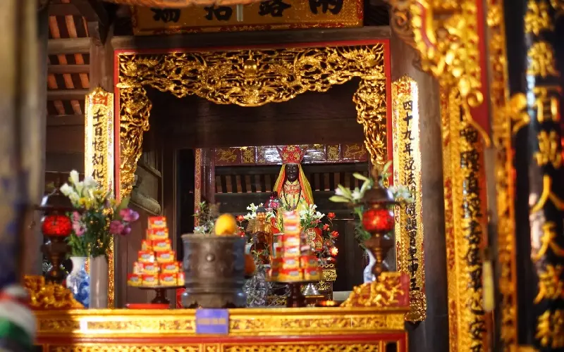 Chánh điện Chùa Dâu