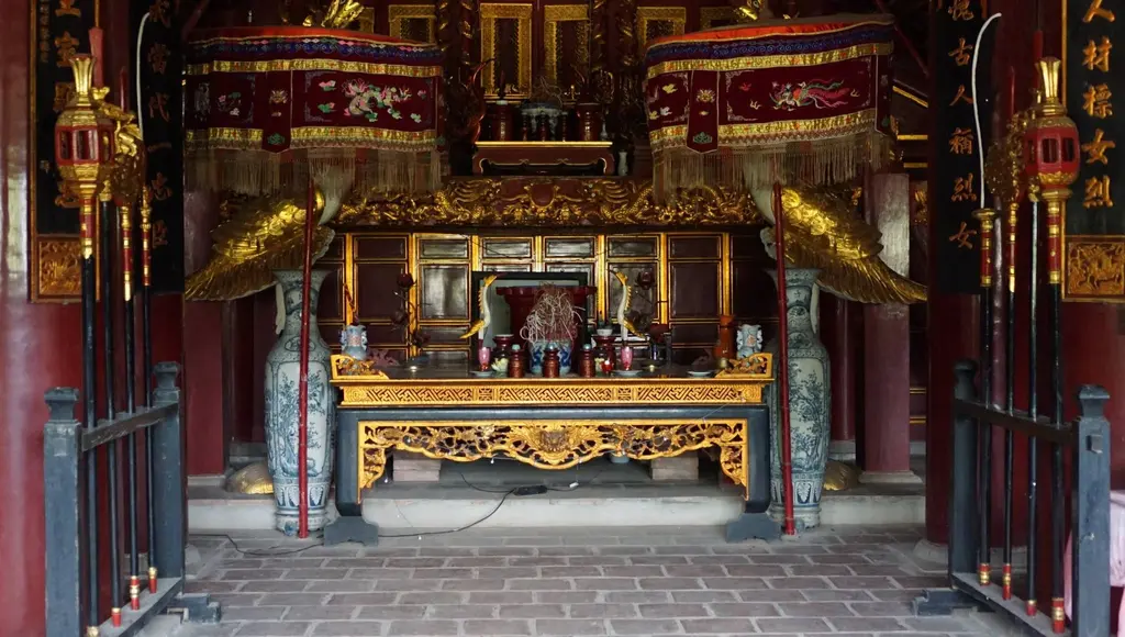 Bên trong Đình Hữu Bổ Thượng