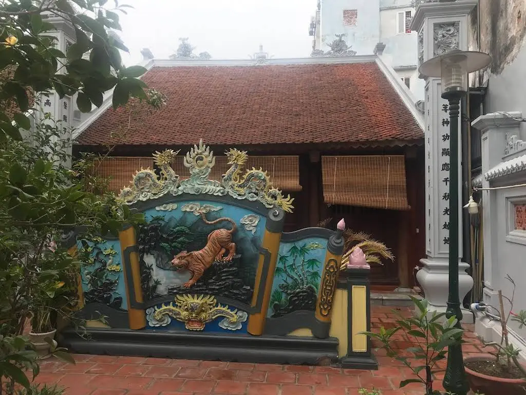 Cảnh quan bên ngoài di tích Đình Đức Môn