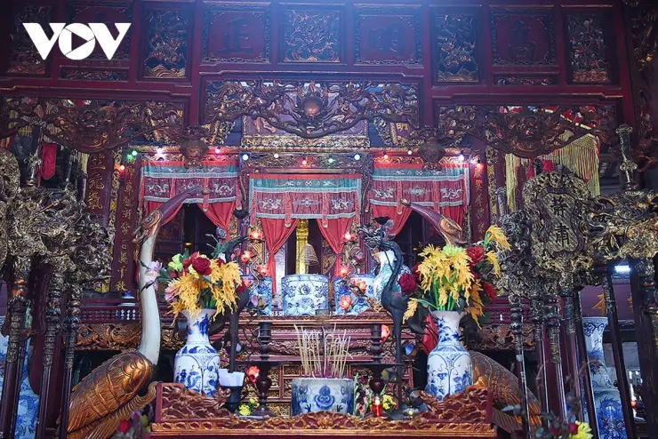 Gian thờ bên trong Đình Hùng Lô