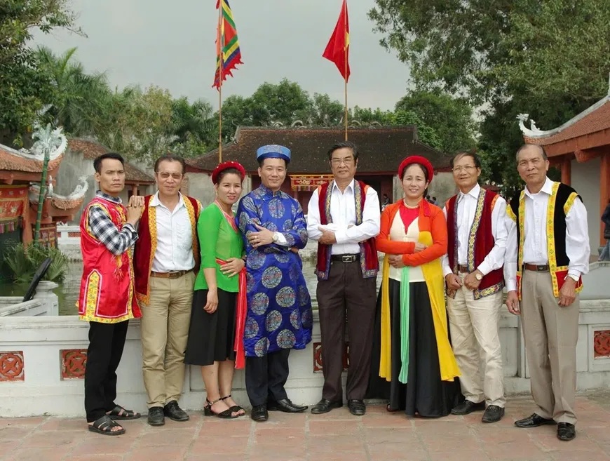 Nghệ nhân Nguyễn Thị Thỏa (thứ ba từ phải sang) và các nghệ nhân phường rối nước 291124