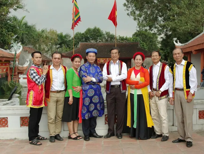 Nghệ nhân Nguyễn Thị Thỏa (thứ ba từ phải sang) và các nghệ nhân phường rối nước 291124