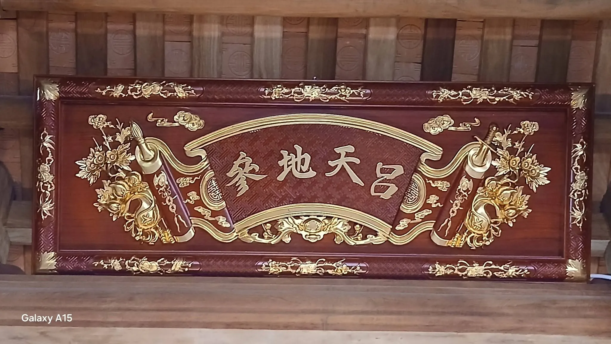 Bức hoành phi trong đình làng Khê Than