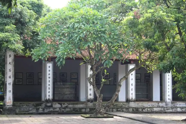 Hai dãy tả vu và hữu vu tại Văn Miếu Xích Đằng