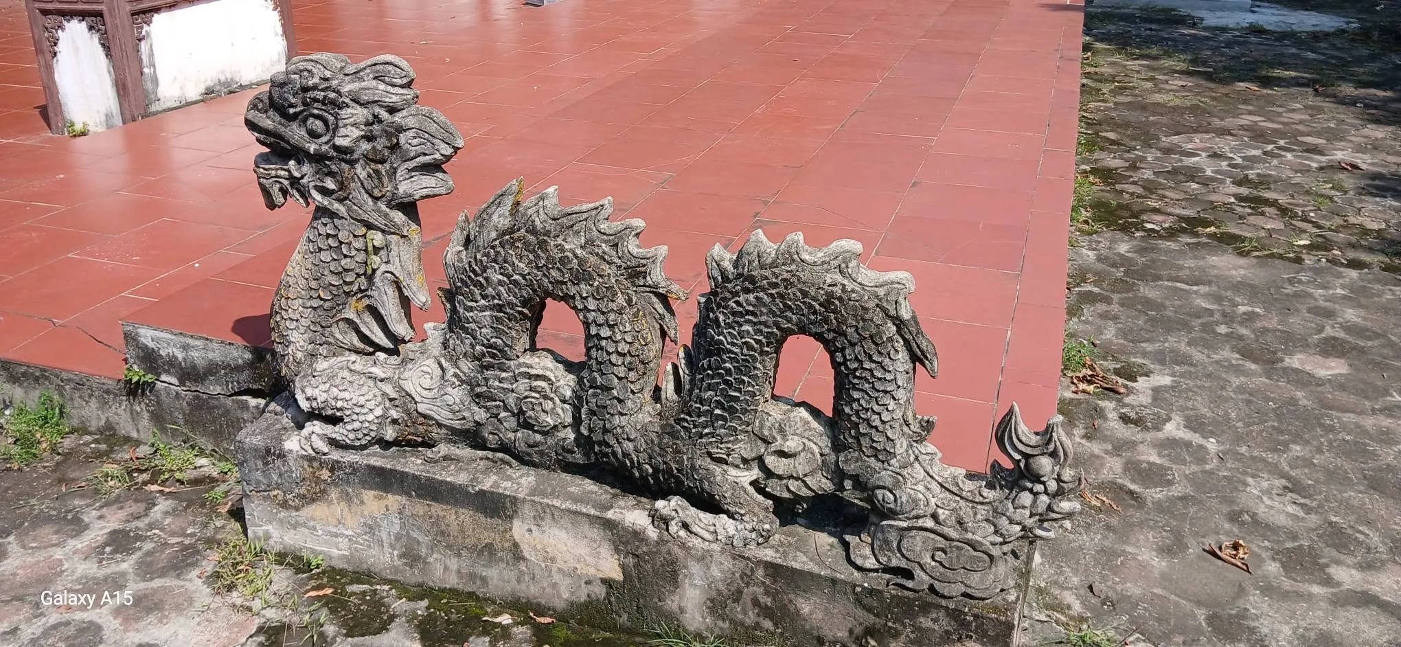 Hiện vật rồng đá trong đình làng Tiên Lữ