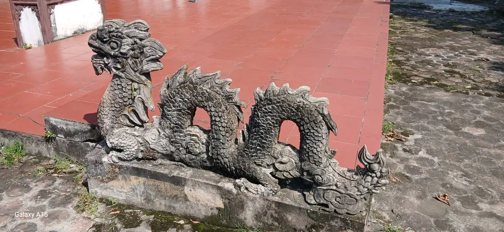 Hiện vật rồng đá trong đình làng Tiên Lữ