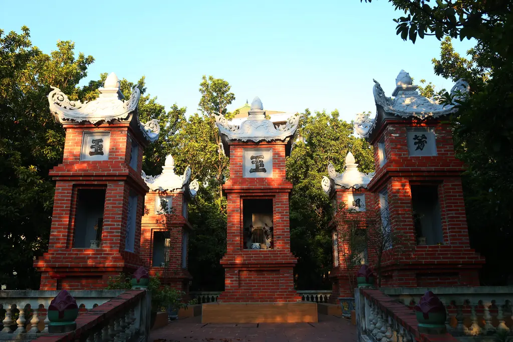 Khu tháp mộ trong khuôn viên chùa Chùa Ngọc Mạch (Chùa Quỳnh Lâm)
