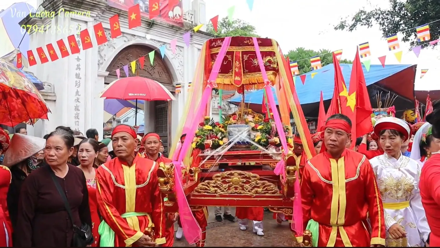 Rước kiệu tại Hội đền Chòi