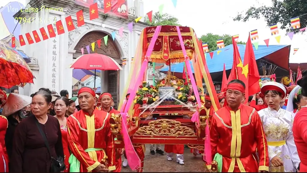 Rước kiệu tại Hội đền Chòi