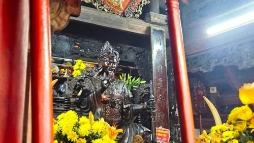 Tượng thờ Thái sư Cương Quốc công Nguyễn Xí tại Lễ hội Đền Nguyễn Xí