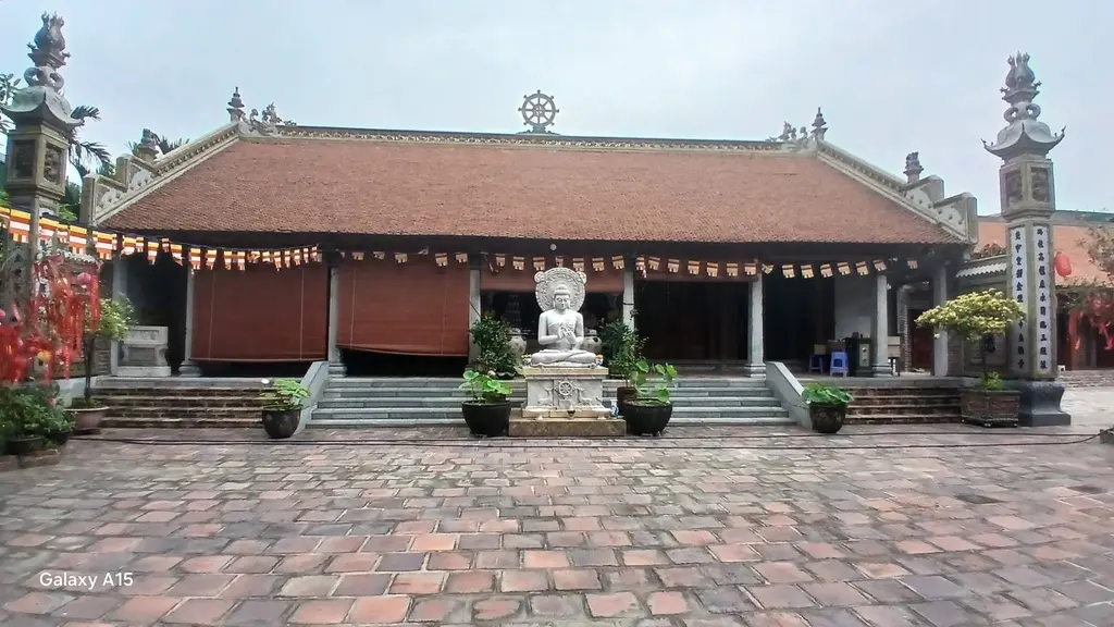 Toàn cảnh phía trước chùa Bát Tràng