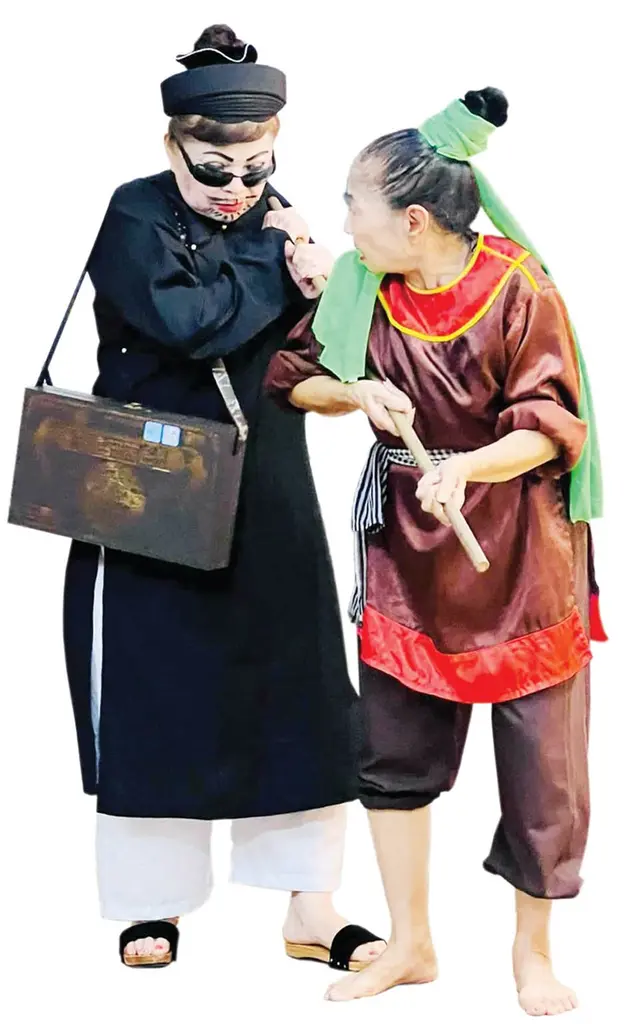 Nghệ nhân ưu tú Quỳnh Hoa (người mặc áo dài) đóng vai thầy bói trong vở “Trần Bồ cưới vợ lẽ” .