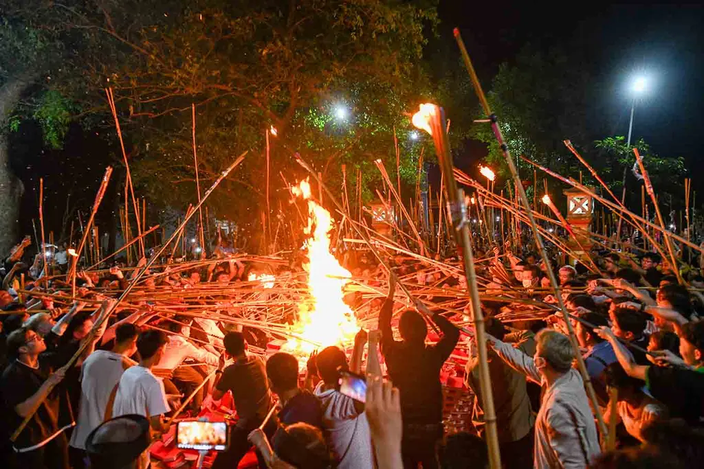 Người dân dùng sào tre xin "đỏ" tại Hội đình Văn Nội