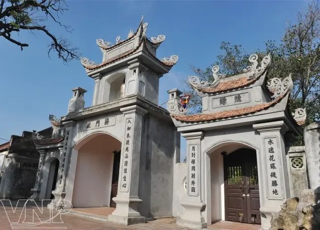 Cổng tam quan chùa Nhất Trụ
