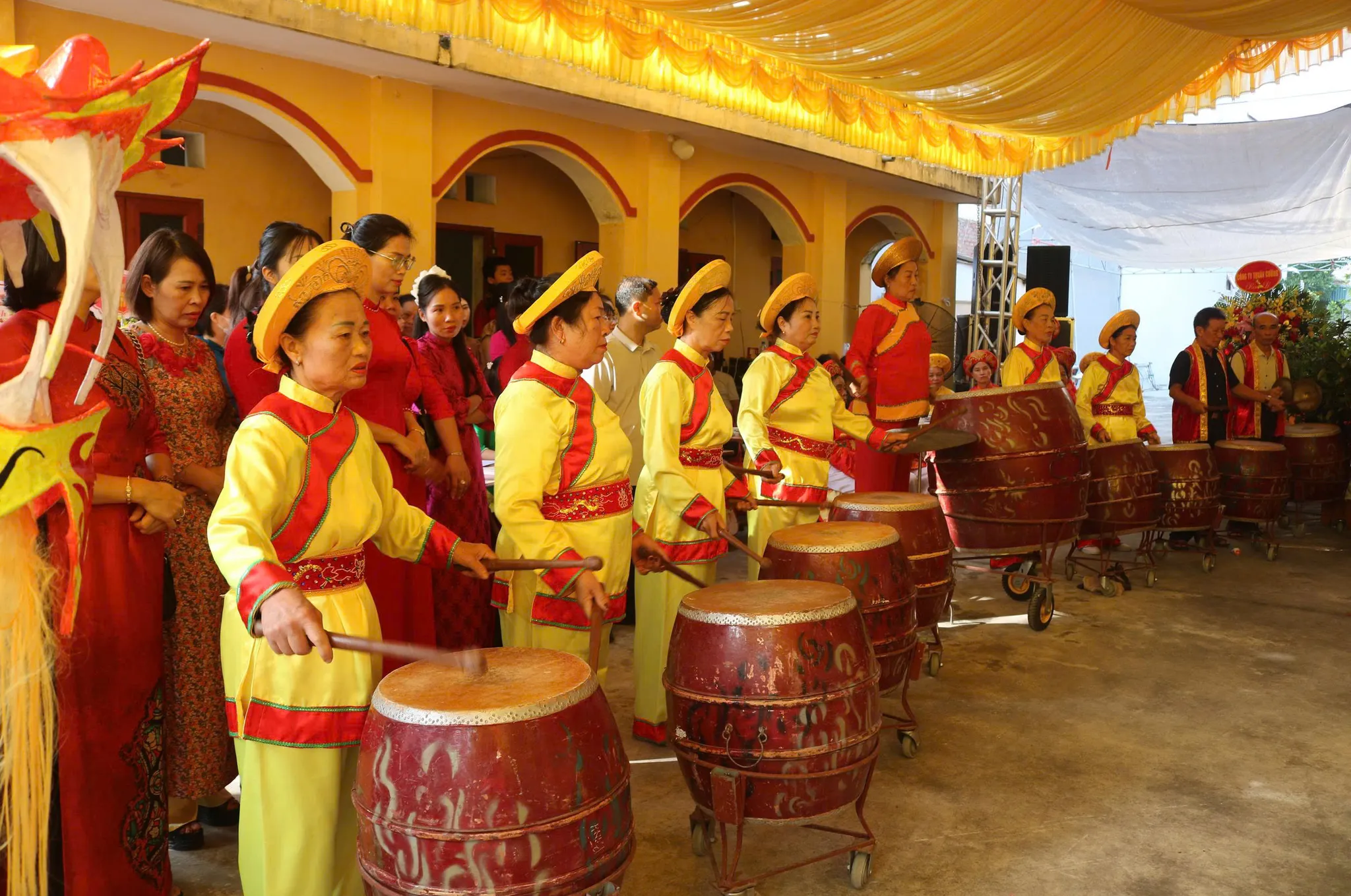 Dàn trống hội tại Hội đình Lạc Đạo