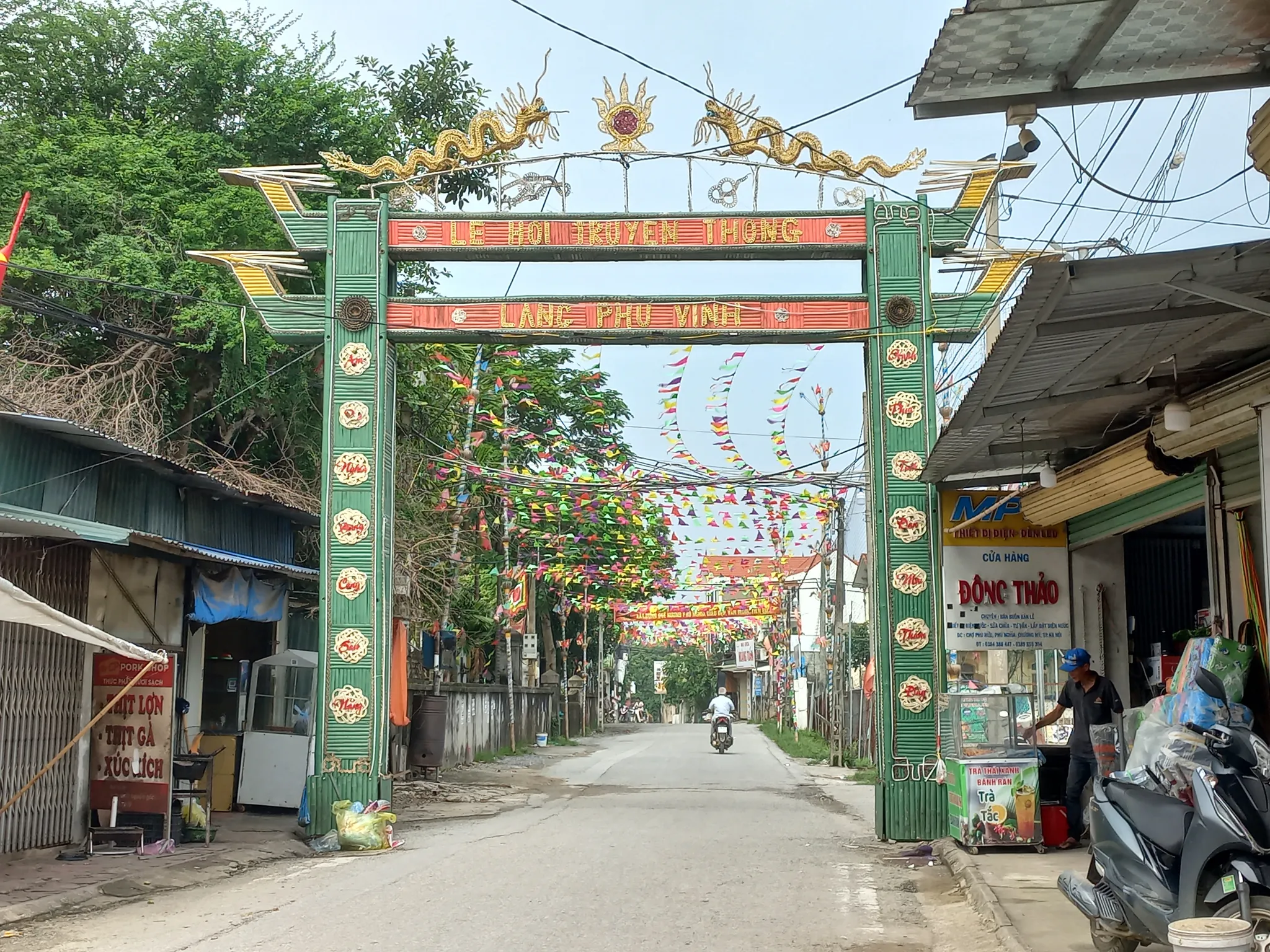 Cổng chào Làng Nghề Mây Tre Đan Thôn Phú Vinh